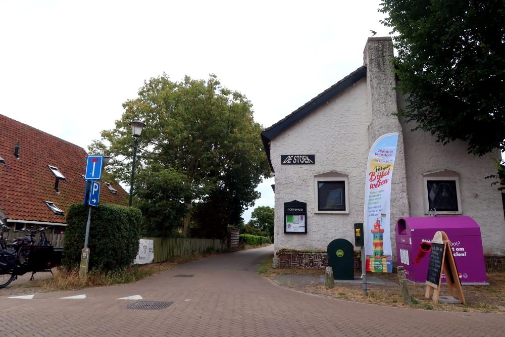 Dorpshuis De Stoek in Hoorn met de vlag van de Vakantiebijbelweken