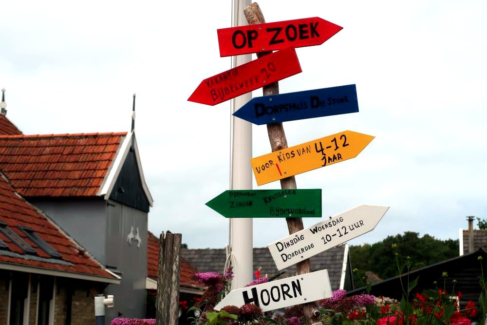 Kleurrijke wegwijzer naar de vakantiebijbelweek in Hoorn