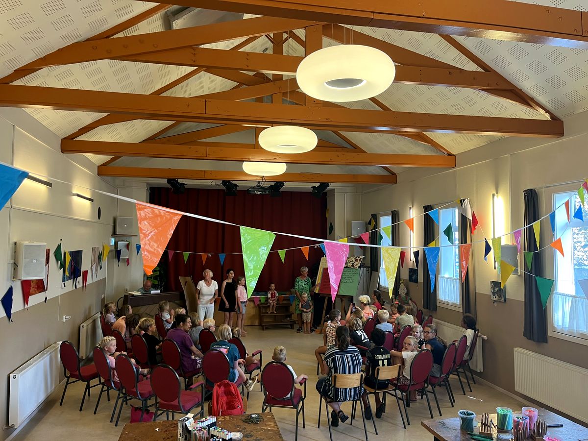 Feestelijk versierde zaal vol kinderen tijdens de vakantiebijbelweek